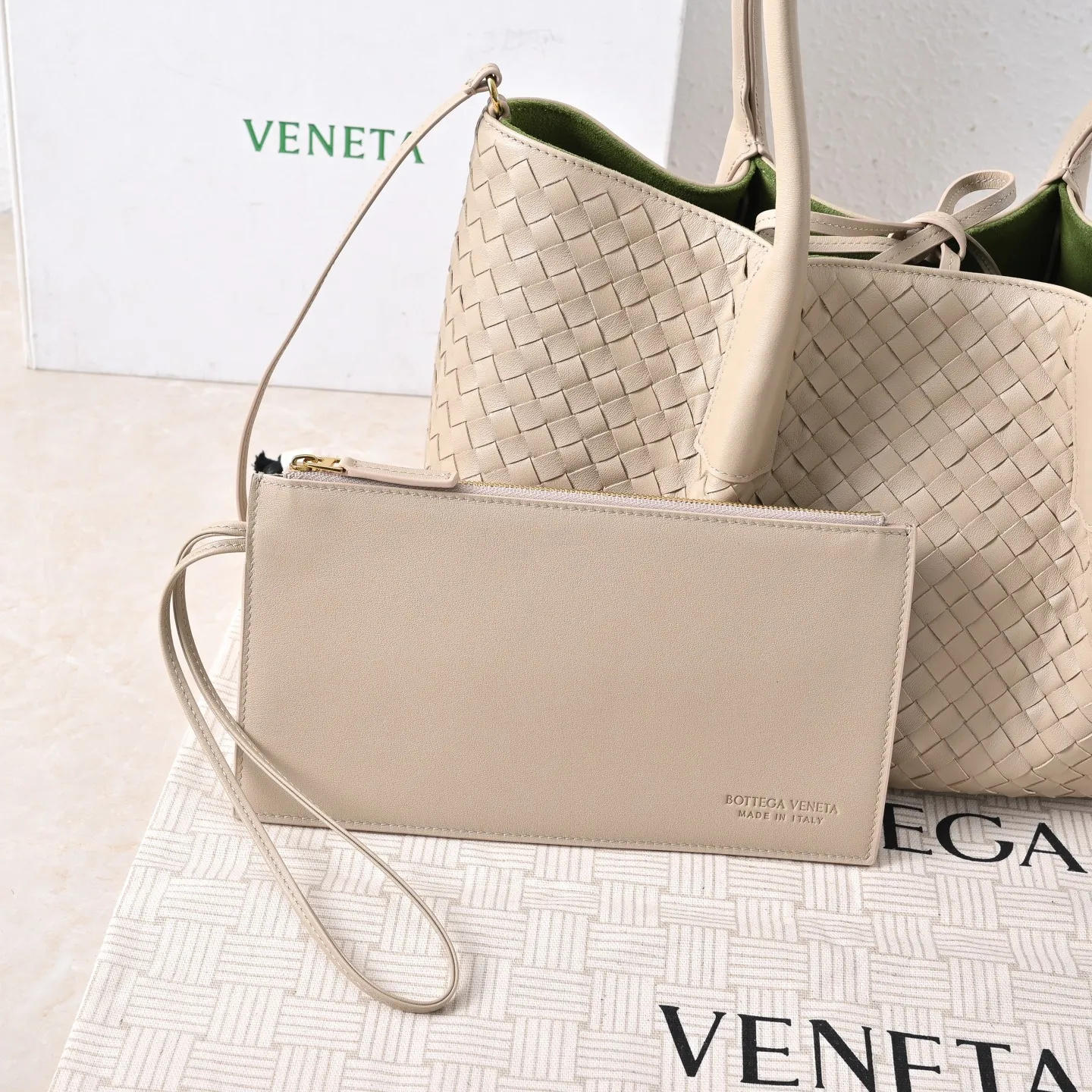 Batch 1860 Bv 2025 early spring series Pinacoteca medium tote handbag. The front is made of classic Intreccia woven cow leather. It is low-key and luxurious. The flip side is made of warm suede. It instantly switches to a lazy and casual style. It has a large interior capacity. It is no pressure to carry a computer for commuting. It is also thoughtfully matched with a small detachable bag. It is full of security. The woven texture is so delicate that you can't put it down. The highlight is that it is super versatile. Come and get your new bag😝 Model: 4371 Size: 34*20*14cm